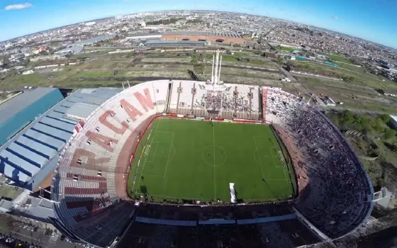 VIRAL: Fantasma asusta en la cancha de Huracán (video)
