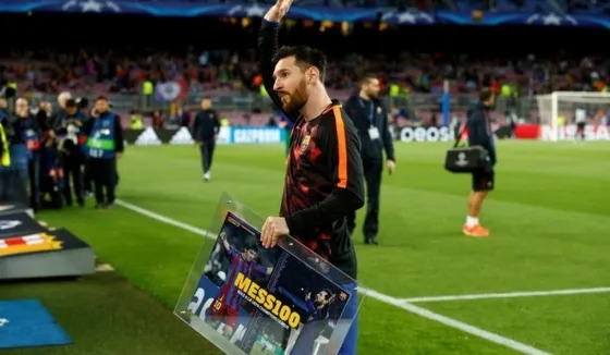 Homenajearon a Messi: Mirá quien le entregó un cuadro