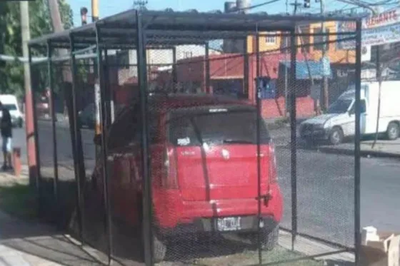 En plena vereda, armó una jaula para el auto y así evitar los robos