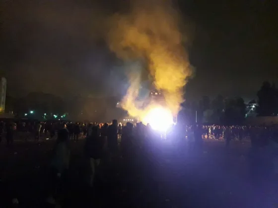 Así insultaron y prendieron fuego el escenario donde debía tocar el Pity Álvarez. VIDEO