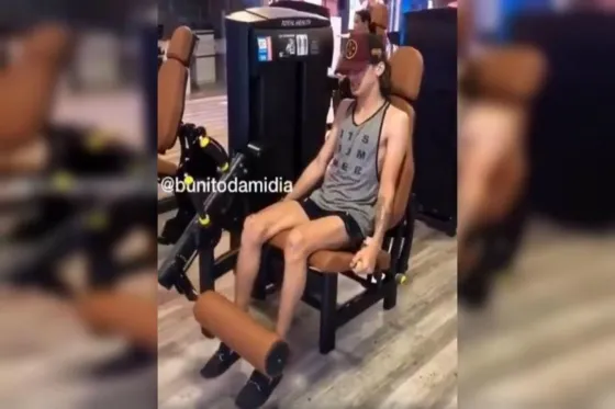 Quiso hacerse el canchero haciendo ejercicio pero le fue pésimo. VIDEO