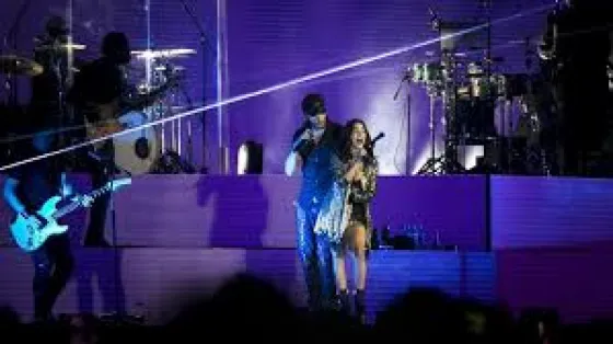 Muy toquetón, Enrique Iglesias cantó con Lali Espósito