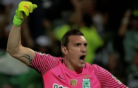 Armani se prueba el buzo de la Selección Colombiana de fútbol