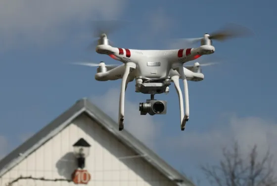 Descubrió que la espiaba un drone y decidió bajarlo de un disparo. VIDEO