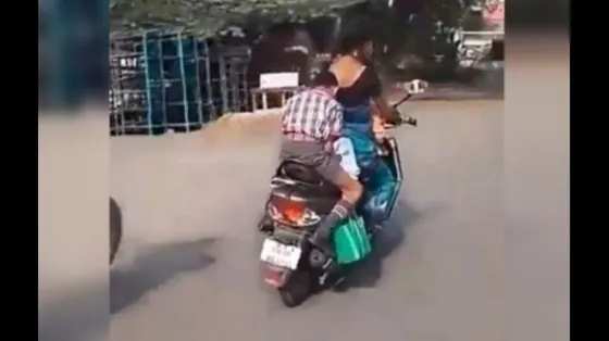 ¡Insólito! Un niño hace su tarea sobre una moto en movimiento