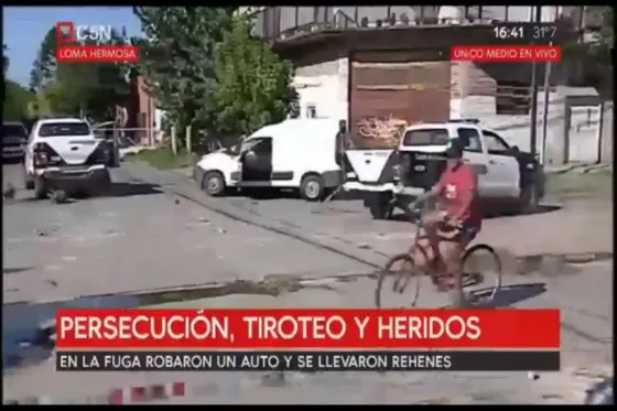 Ciclista quiso lucirse mientras transmitían en vivo por la TV, y se estrelló. VIDEO