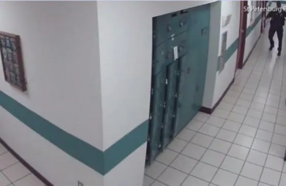 El policía salió corriendo de miedo y el video se hizo viral. Video