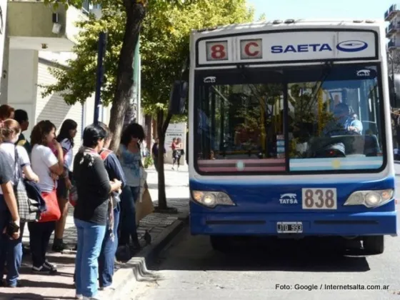 Le pidieron que pague su boleto y rompió todo