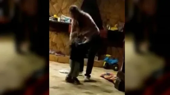 Imputan a la mujer que golpeó violentamente a su hijo de 2 años