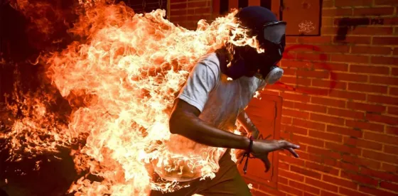 Venezuela: Estremecedora imagen de un manifestante es la foto del año