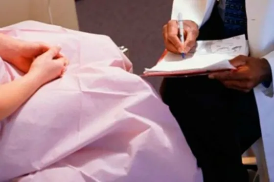 ¡ZARPADO! Ginecólogo depravado le pedía orgasmos a sus pacientes