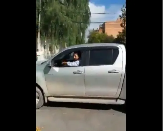 Conductor comete una infracción y agrede a periodista en la vía pública. Video