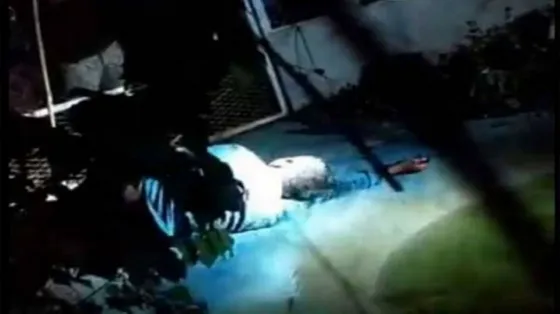 Lincharon a un violador y lo encerraron en una jaula con cocodrilos. Video