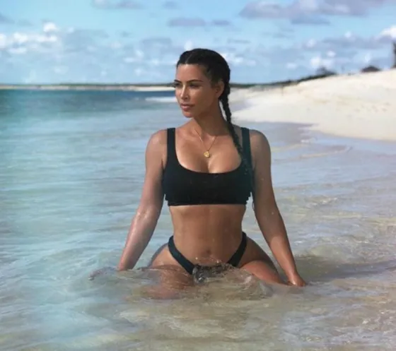 Kim Kardashian compartió fotos ardientes desde una playa