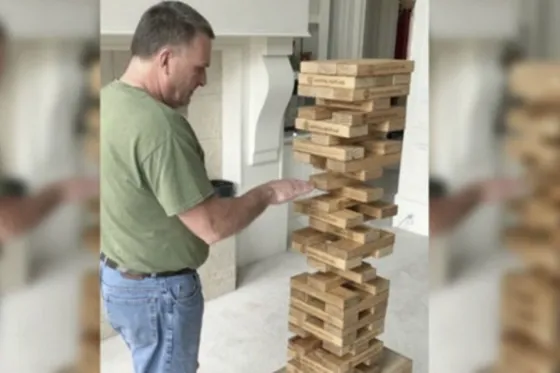 Hizo una jugada imposible en el jenga y se volvió viral. VIDEO