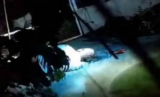 Video: Así encerraban a un joven acusado de violación con un cocodrilo