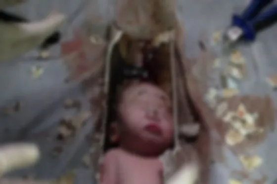 Encontraron a un bebé recién nacido dentro de un inodoro