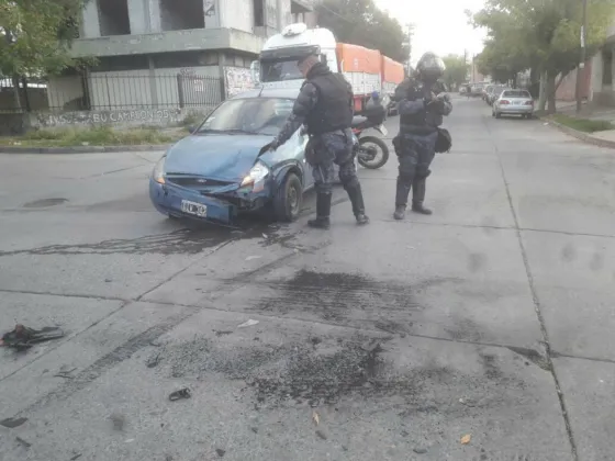 Dos autos colisionaron en Dean Funes al 2000