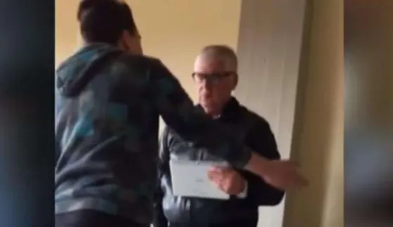 ¡Indignante! Estudiantes humillaron y agredieron a un profesor