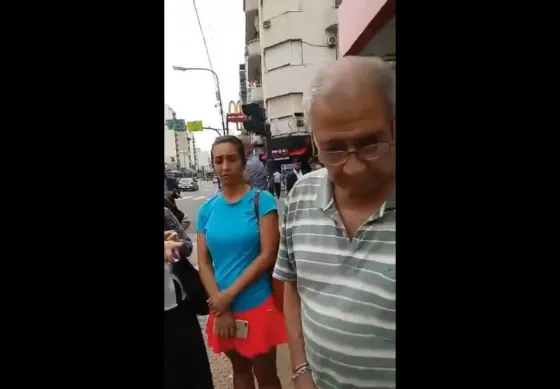 Escracharon a un hombre que se masturbaba en la calle. VIDEO