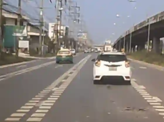 Un objeto volador casi aplasta un auto al caer en plena calle. Video