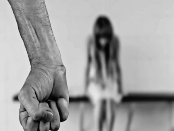 Enjuician a una pareja por extrema violencia contra dos niñas