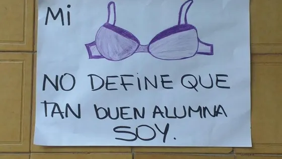 ¡Increíble! La sancionaron por ir al colegio sin corpiño