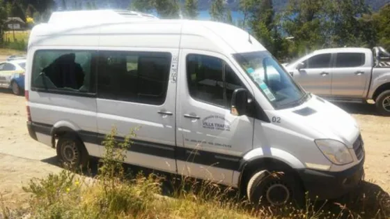 Así quedó la camioneta apedreada que trasladaba al Presidente Macri