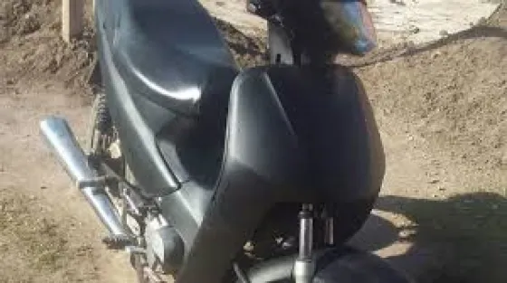 Le prestó la moto para comprar birra, y no volvió más