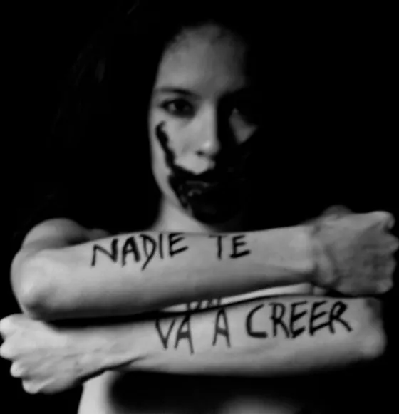 Eva Echegaray en una producción fotográfica en contra del Abuso Sexual Infantil