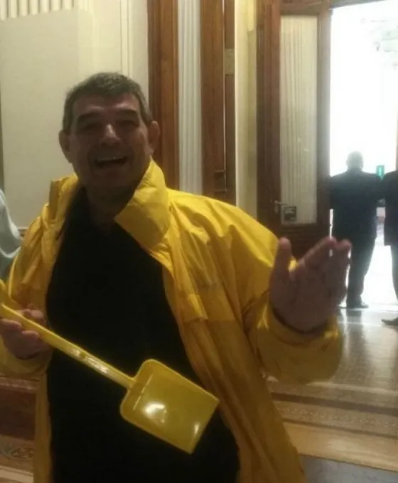 Olmedo llegó con una pala al Congreso
