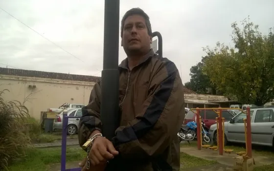 Porteros autoconvocados se encadenaron en el Hospital del Milagro