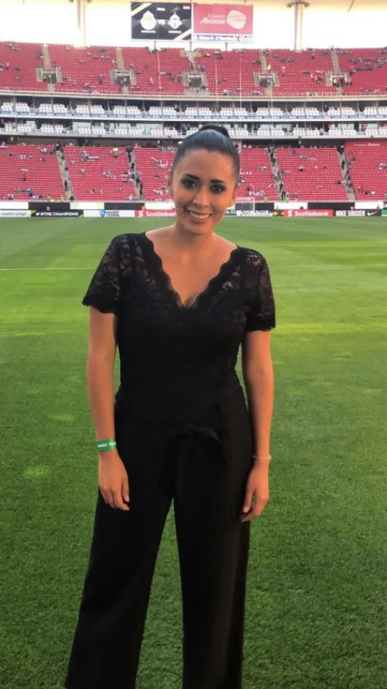 Una periodista fue manoseada por hinchas de Chivas  (VIDEO)