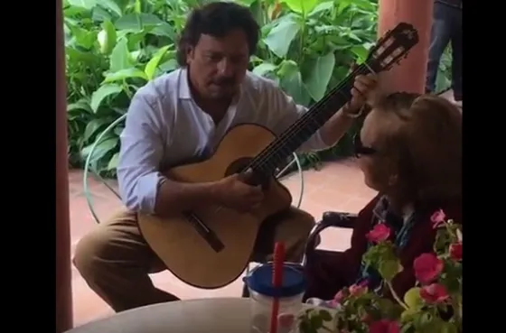 Sáenz les cantó a las abuelas del hogar “Cristo Rey”