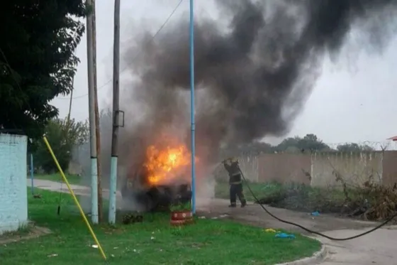 Adolescente quemó la camioneta de un docente y lo detuvieron