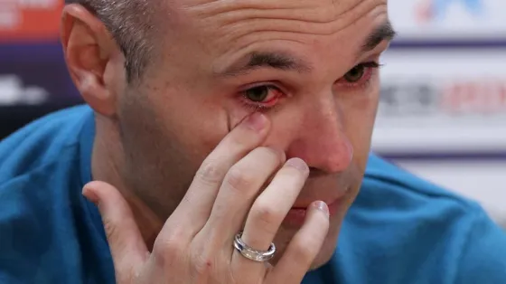 Entre lágrimas, Iniesta se despide del Barcelona. VIDEO