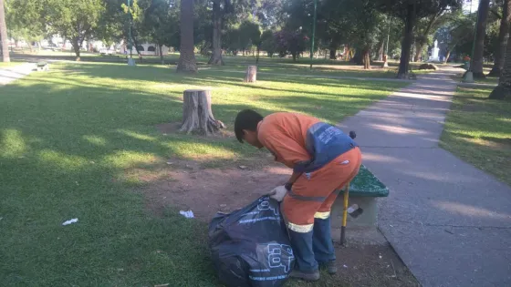 Los limpiadores de basura no tienen descanso de tanta suciedad