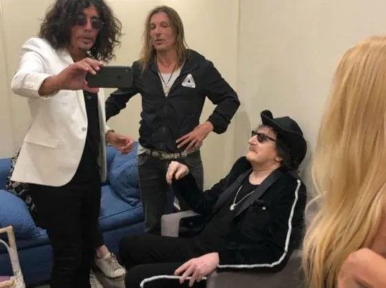 Charly y la sorpresiva visita en su camarín