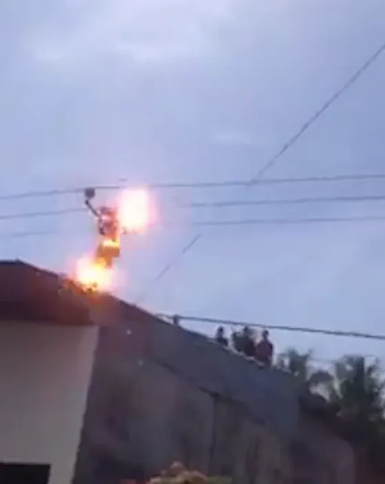 Insólito: Cortó con su novia y decidió suicidarse delante de sus vecinos (VIDEO)