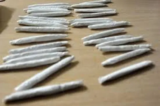 Intentó meter más de 100 "fasos" y un celular en una comisaría de Salta