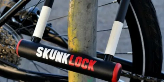 Le robaron a una mujer en la parada pero los atraparon