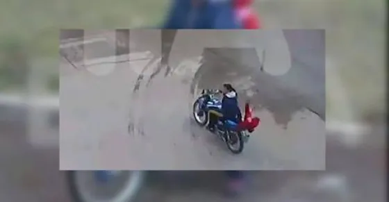 Indignante: Su hija se cayó de la moto y ella no se dio cuenta (VIDEO)