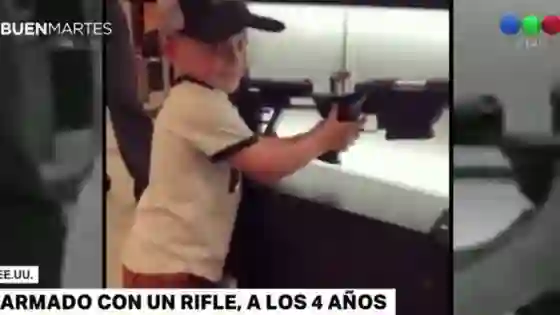 Terrible: Una periodista enseña a un niño de 4 años a usar un rifle (VIDEO)