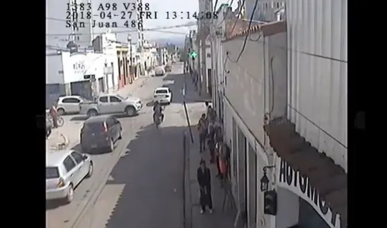 Una camioneta embistió a una motocicleta en pleno centro. Video