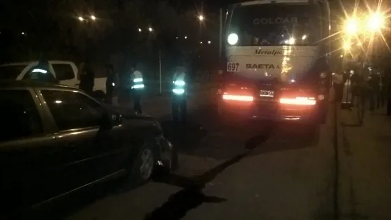 Un automóvil impactó contra un colectivo en la UNSa