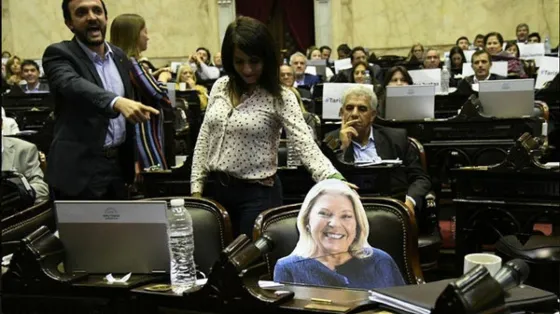 La gigantografía de Elisa Carrió que participó de la sesión