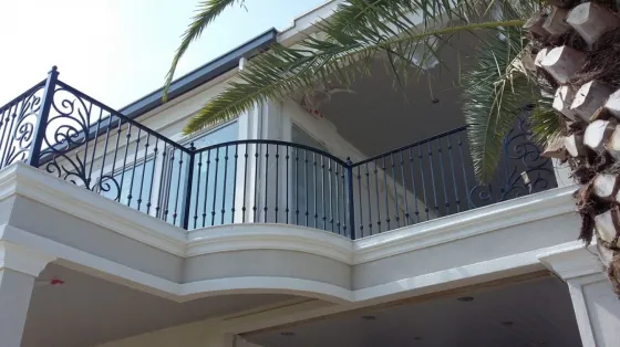 Conmoción: Se resbaló y tiró a su hijo por el balcón