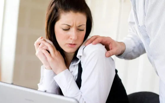 Detuvieron a un policía por ser acosador