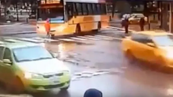 Un colectivero cruzó en rojo y mató a una mujer. Video
