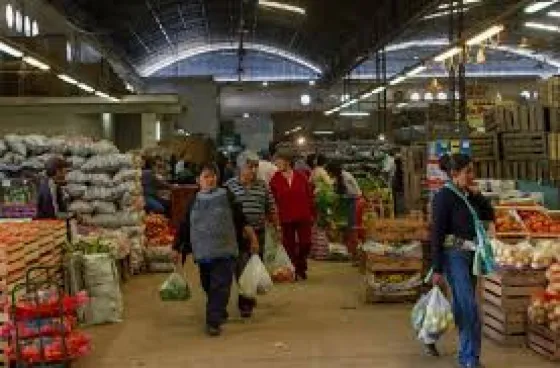 Recomiendan comprar en almacenes, mercados y evitar endeudarse